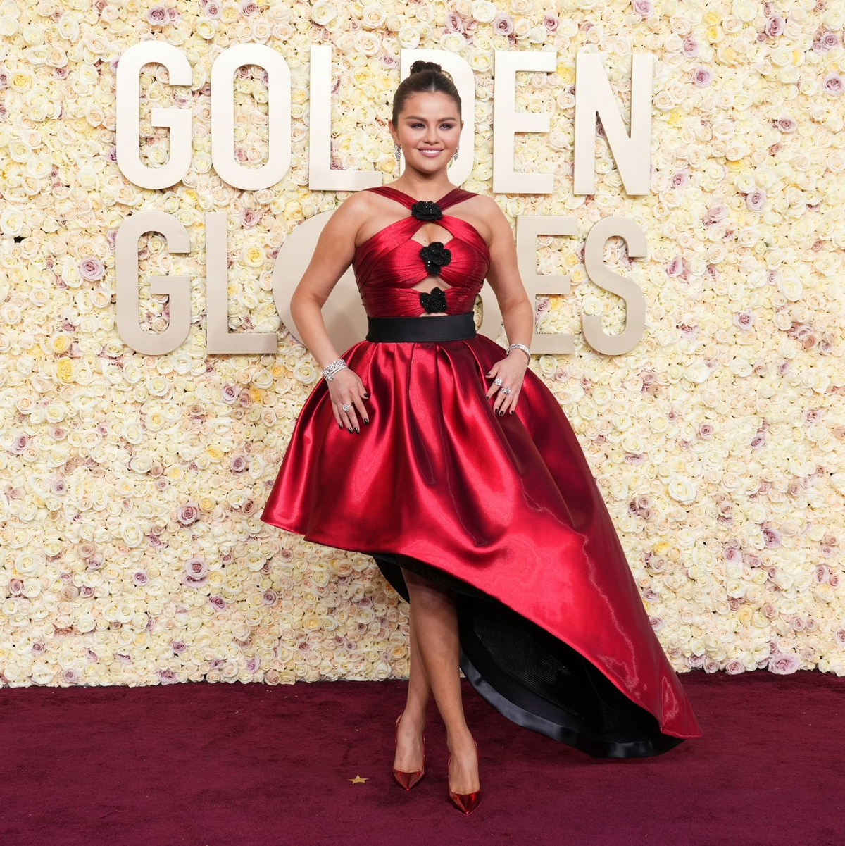 Selena Gomez hat sich für ein leuchtend rotes Outfit von Armani Privé entschieden. - Foto: Jordan Strauss/Invision/AP/dpa