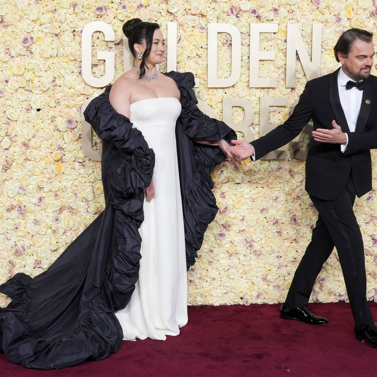 Lily Gladstone und Leonardo DiCaprio kommen zur Verleihung der Golden Globes. - Foto: Jordan Strauss/Invision/AP/dpa