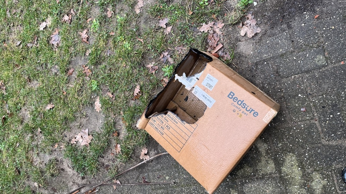 POL-NE: Unbekannte werfen brennenden Karton auf Kita-Gelände - Foto: presseportal.de