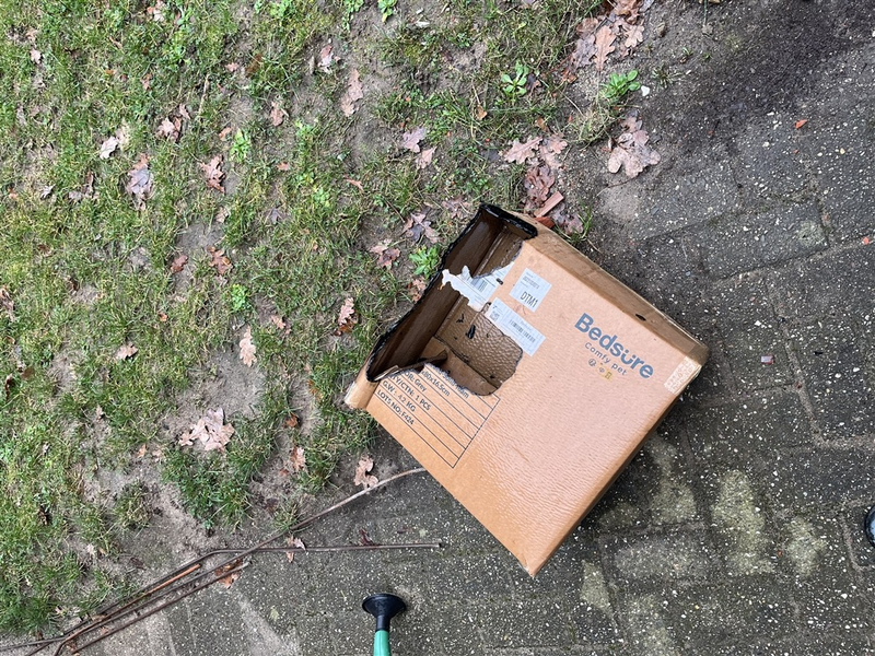 POL-NE: Unbekannte werfen brennenden Karton auf Kita-Gelände - Foto: presseportal.de