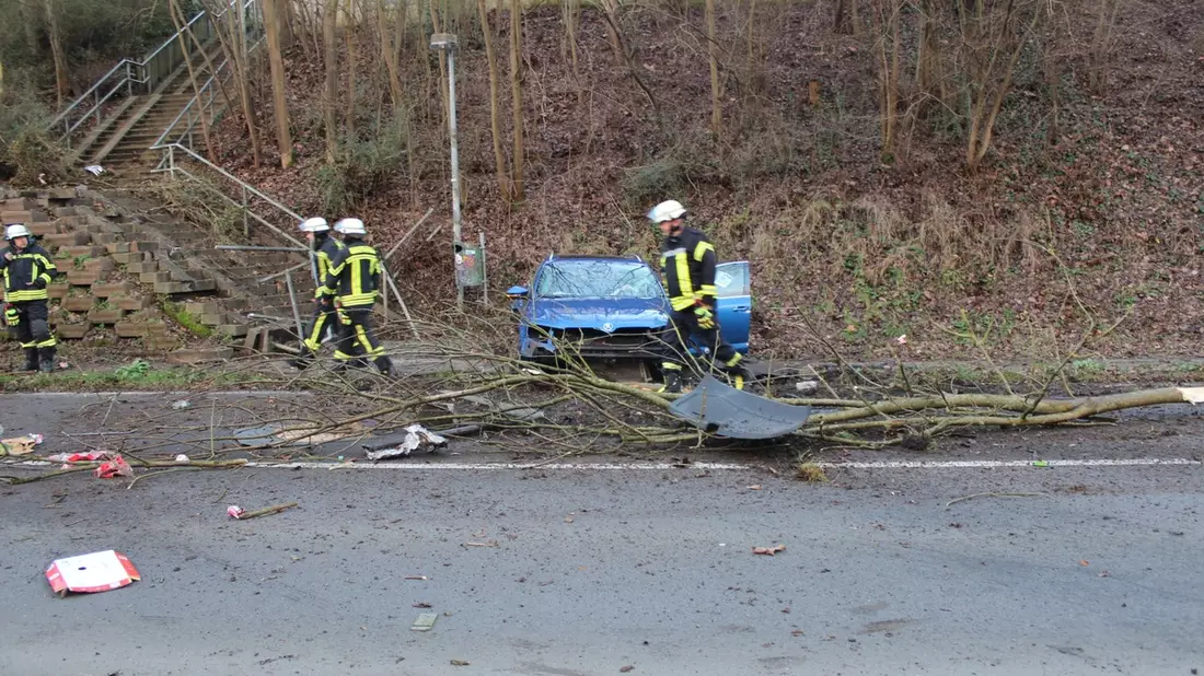 POL-SU: Pkw überschlägt sich/Fahrer unter Alkoholeinfluss - Bild: presseportal.de