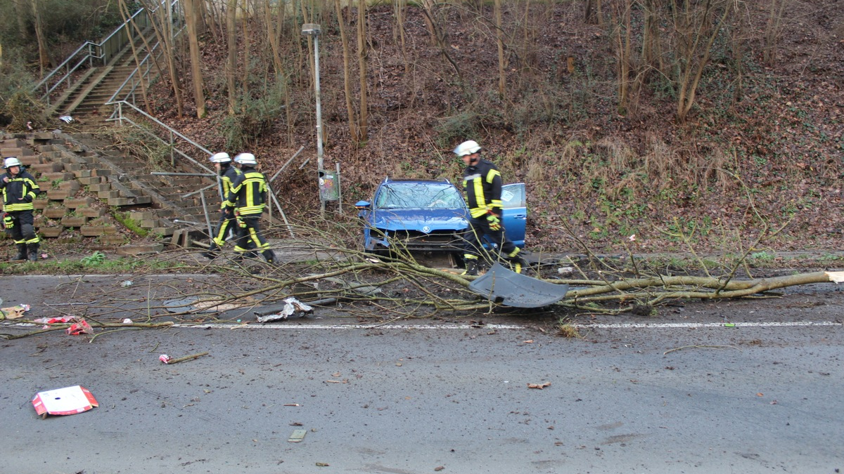 POL-SU: Pkw überschlägt sich/Fahrer unter Alkoholeinfluss - Foto: presseportal.de