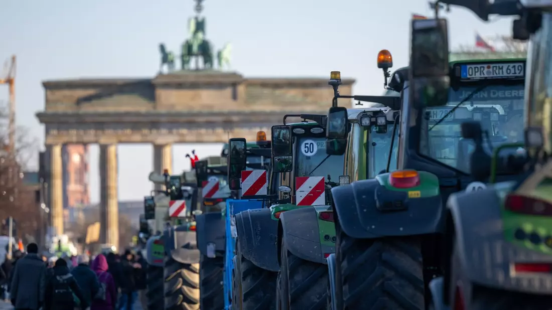 Traktoren vor dem Brandenburger Tor auf der Straße des 17. Juni. - Bild: Monika Skolimowska/dpa