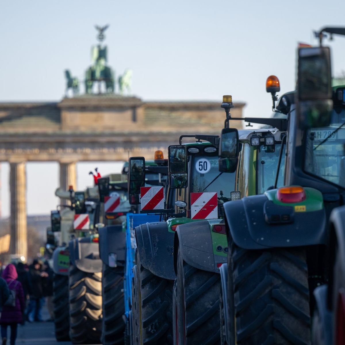 Traktoren vor dem Brandenburger Tor auf der Straße des 17. Juni. - Foto: Monika Skolimowska/dpa