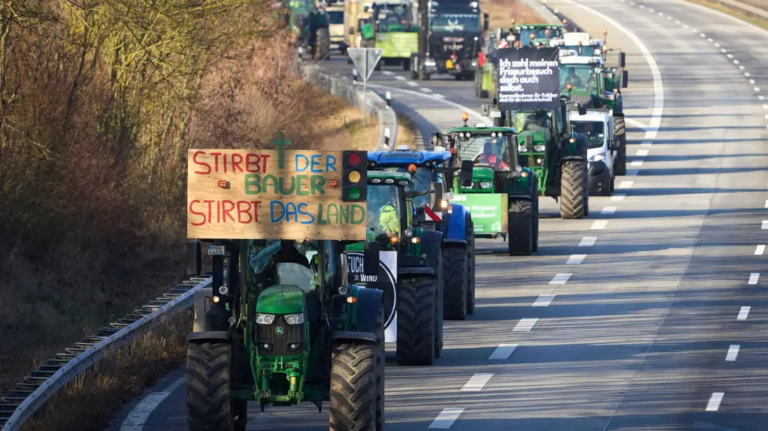 Landwirte protestieren auf der Autobahn A48 bei Weitersburg in Rheinland-Pfalz. - Bild: Thomas Frey/dpa