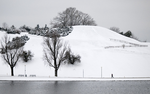In München liegt Schnee. - Foto: Sven Hoppe/dpa