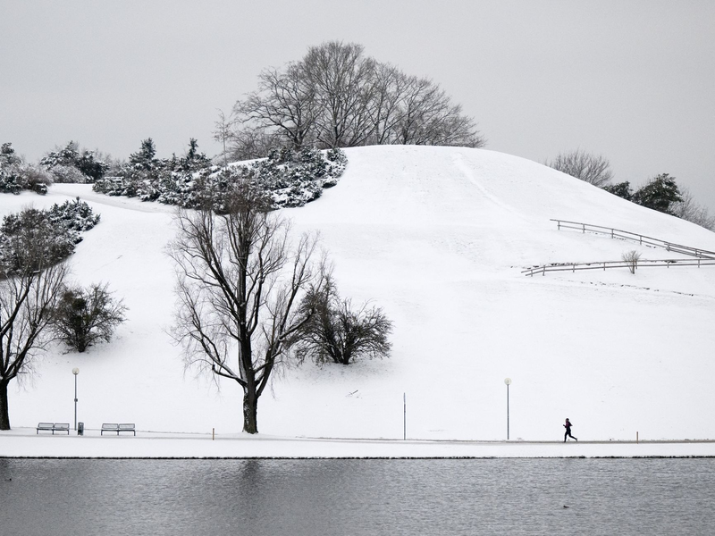 In München liegt Schnee. - Foto: Sven Hoppe/dpa