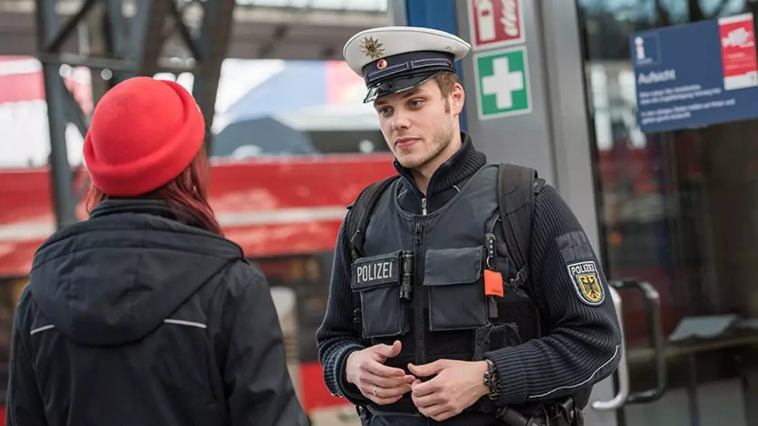 Bundespolizeidirektion München: Zugbegleiterin bedroht und Hitlergruß gezeigt/ Bundespolizei nimmt Mann in Gewahrsam - Bild: presseportal.de