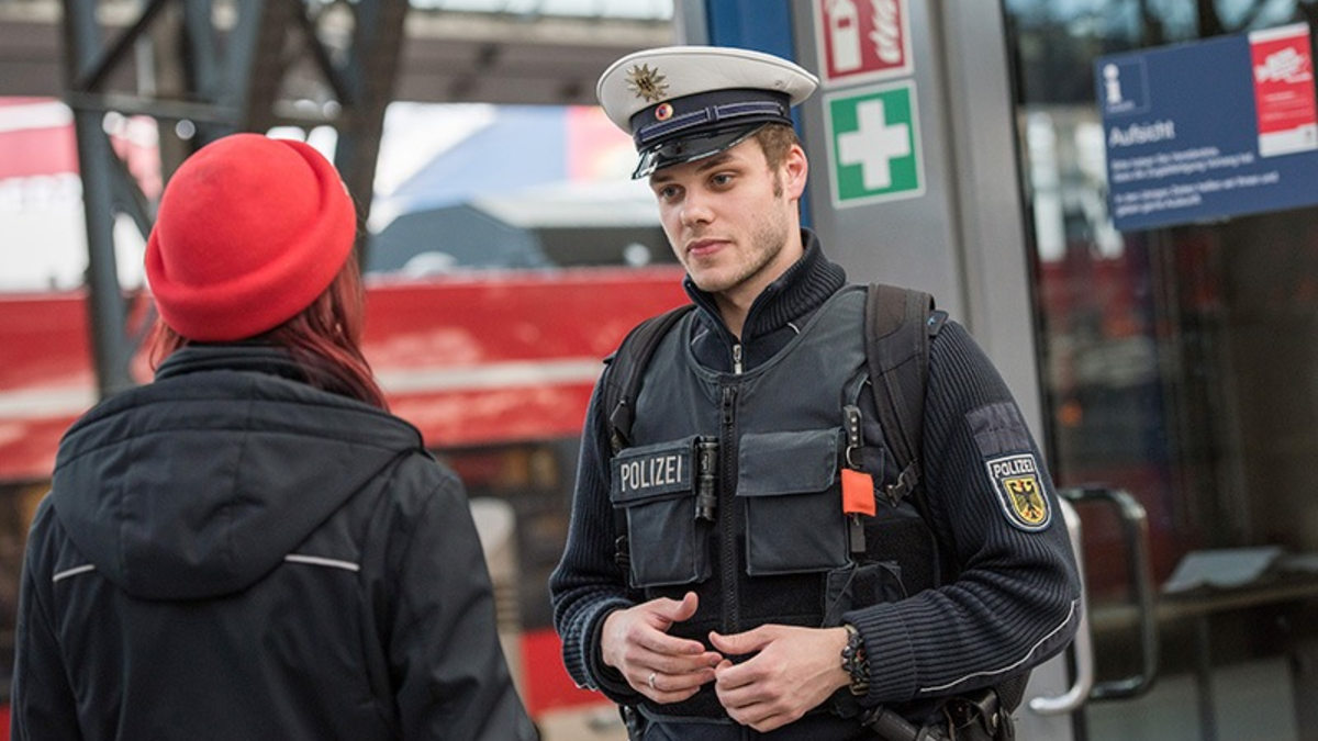Bundespolizeidirektion München: Zugbegleiterin bedroht und 