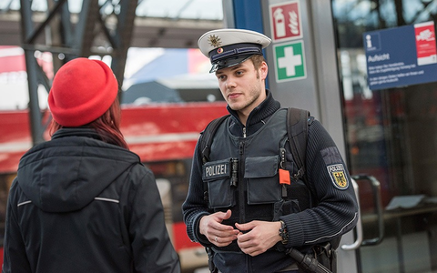 Bundespolizeidirektion München: Zugbegleiterin bedroht und Hitlergruß gezeigt/ Bundespolizei nimmt Mann in Gewahrsam - Foto: presseportal.de