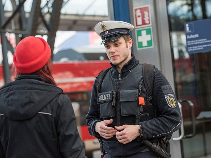 Bundespolizeidirektion München: Zugbegleiterin bedroht und Hitlergruß gezeigt/ Bundespolizei nimmt Mann in Gewahrsam - Foto: presseportal.de