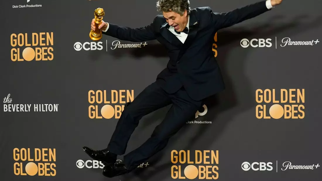 Mark Ruffalo freut sich über seinen Golden Globe Award. - Bild: Chris Pizzello/Invision/AP/dpa