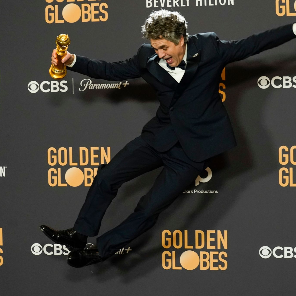 Mark Ruffalo freut sich über seinen Golden Globe Award. - Foto: Chris Pizzello/Invision/AP/dpa