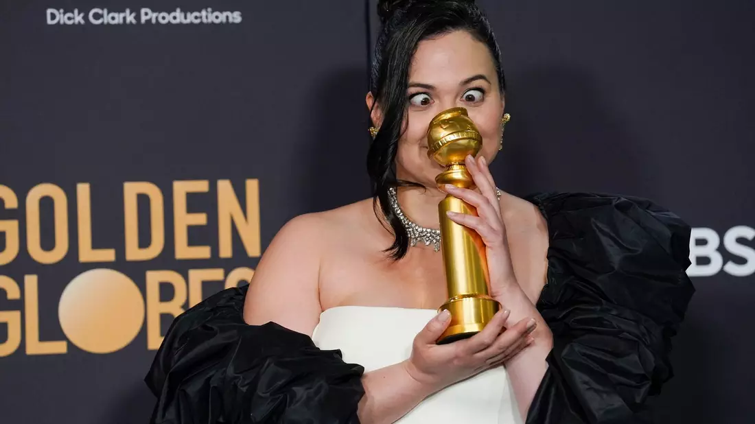 Lily Gladstone muss ihren Preis offenbar genau anstarren. - Bild: Chris Pizzello/Invision/AP/dpa