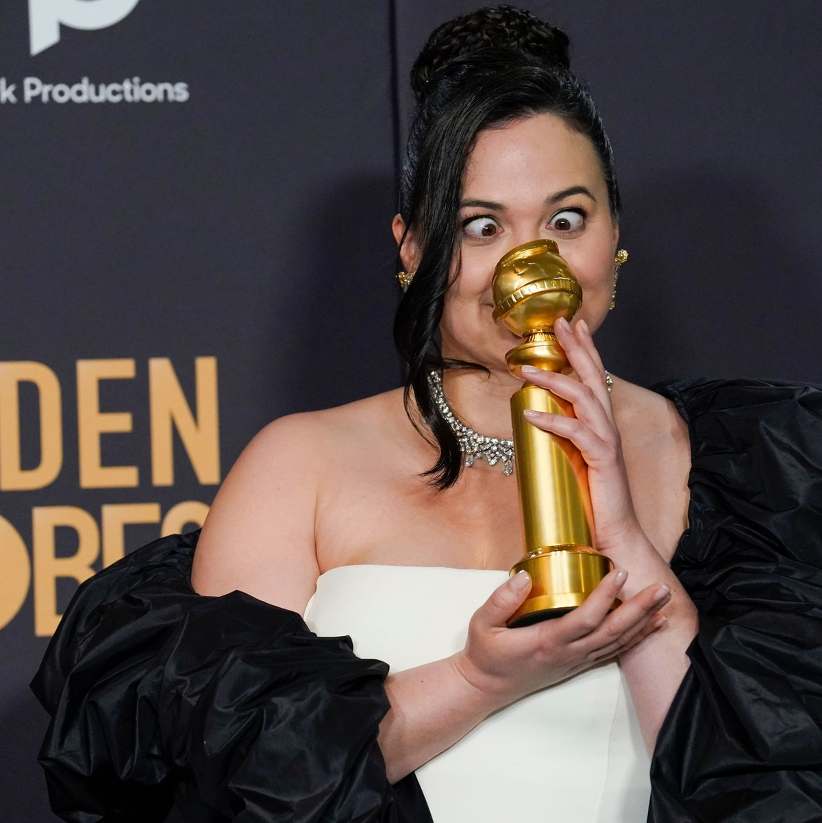 Lily Gladstone muss ihren Preis offenbar genau anstarren. - Foto: Chris Pizzello/Invision/AP/dpa