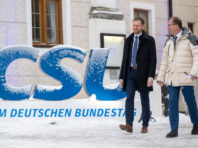 Sachsens Ministerpräsident Michael Kretschmer und CSU-Landesgruppenchef Alexander Dobrindt (r) zum Abschluss der CSU-Winterklausur im Kloster Seeon. - Foto: Peter Kneffel/dpa