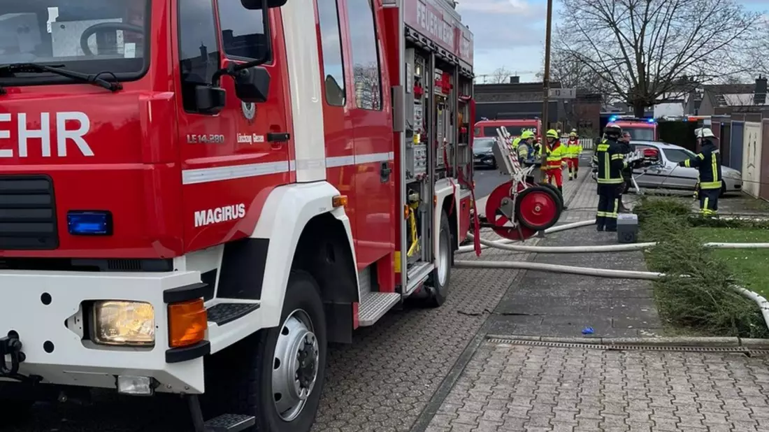 FW Bergheim: Kellerbrand in Bergheim-Glessen Eine schwerverletzte Person - Bild: presseportal.de