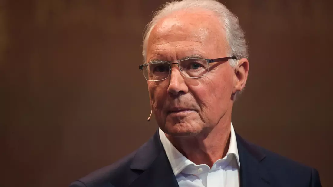 Die versammelte Fußball-Prominenz ehrte Franz Beckenbauer beim Ballon d'Or.  - Bild: Ina Fassbender/dpa