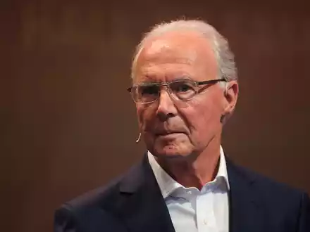 Die versammelte Fußball-Prominenz ehrte Franz Beckenbauer beim Ballon d'Or.  - Foto: Ina Fassbender/dpa