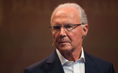 Die versammelte Fußball-Prominenz ehrte Franz Beckenbauer beim Ballon d'Or. - Foto: Ina Fassbender/dpa Die versammelte Fußball-Prominenz ehrte Franz Beckenbauer beim Ballon d'Or. - Foto: Ina Fassbender/dpa