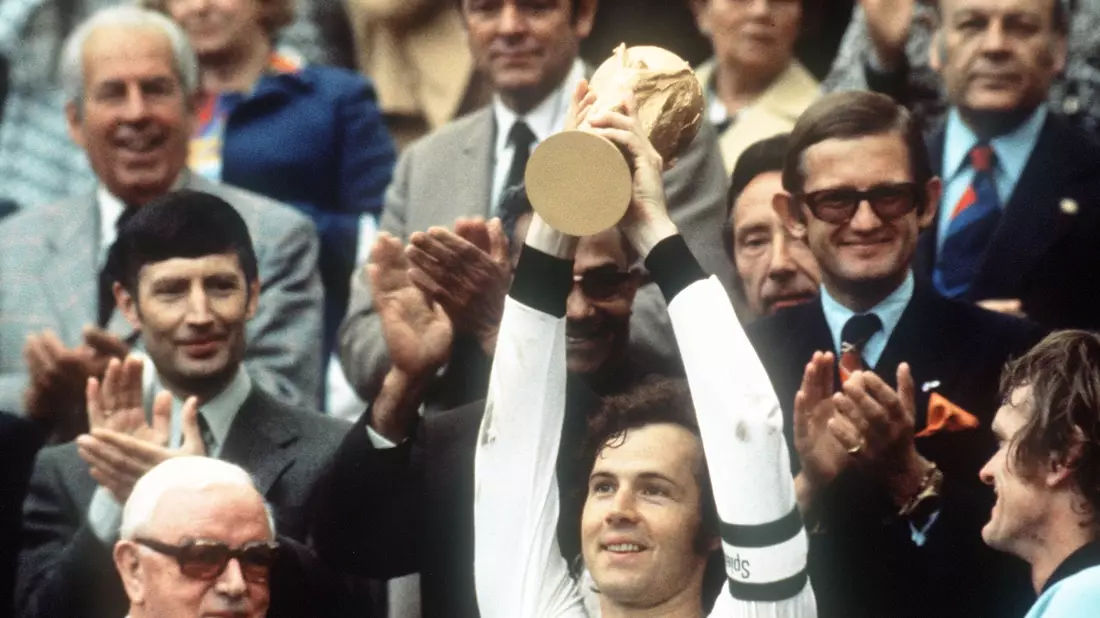 Franz Beckenbauer (M) gewann als Kapitän der DFB-Elf die WM 1974. - Bild: Hartmut Reeh/dpa