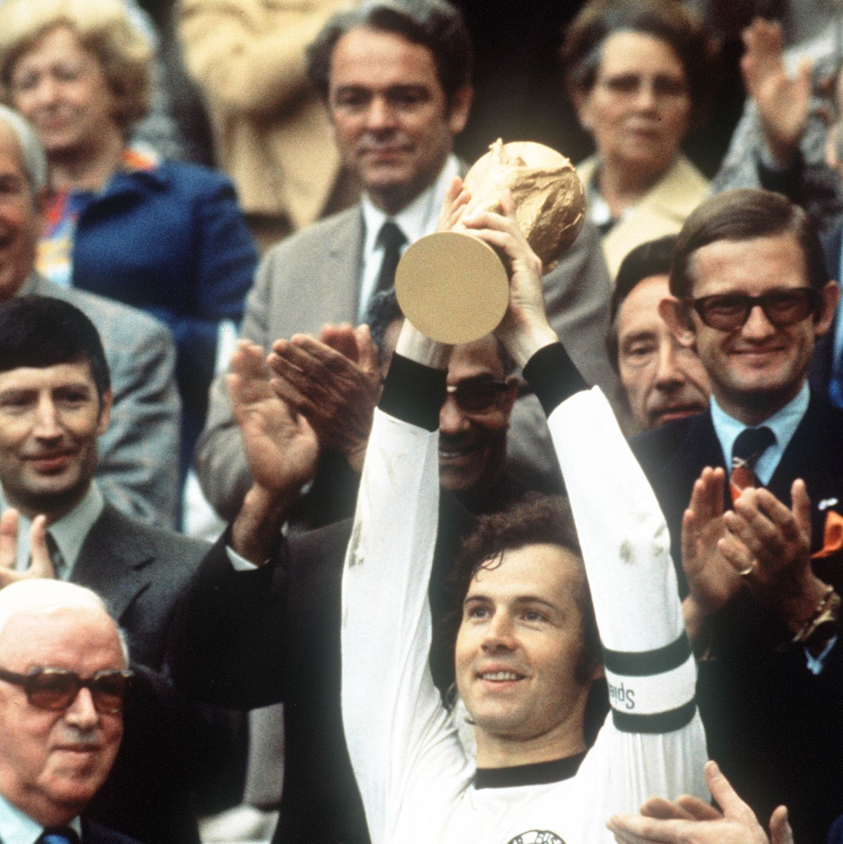 Franz Beckenbauer (M) gewann als Kapitän der DFB-Elf die WM 1974. - Foto: Hartmut Reeh/dpa