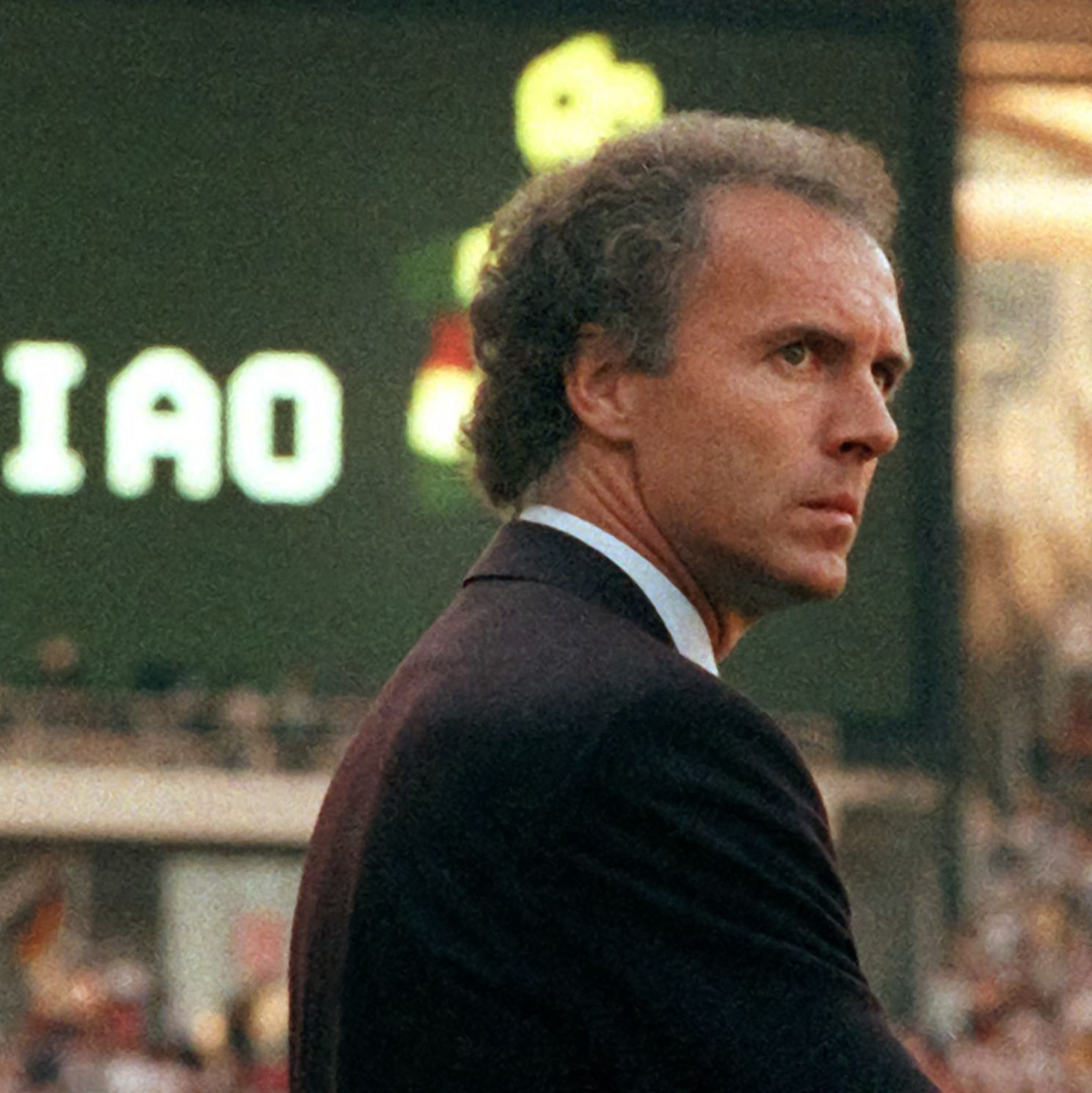 Als Teamchef der deutschen Nationalmannschaft holte Beckenbauer 1990 den WM-Pokal. - Foto: Martina Hellmann/dpa