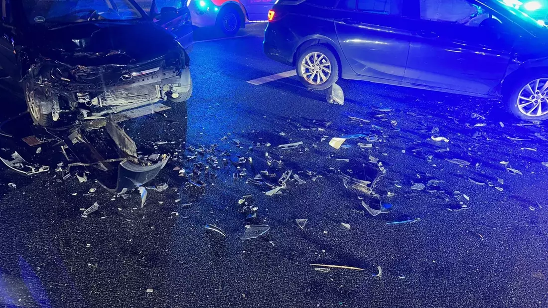 POL-ME: Kollision mit Gegenverkehr - ein Schwerverletzter und hoher Sachschaden - Velbert - 2401034 - Bild: presseportal.de