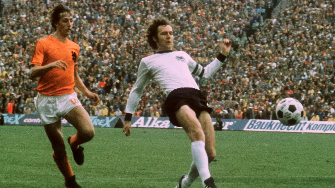 Beckenbauer (r) definierte mit seiner Eleganz und Leichtigkeit auf dem Spielfeld die Rolle des Liberos neu. - Bild: dpa/dpa