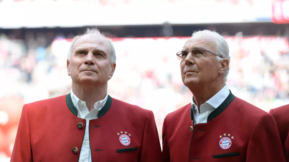 Uli Hoeneß (l) und der FC Bayern würdigen Franz Beckenbauer als die «größte Persönlichkeit» in der Geschichte des Vereins. - Bild: picture alliance / dpa