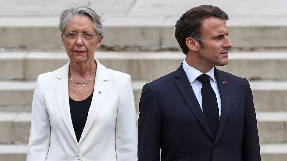 Emmanuel Macron (r.) muss den Posten von Élisabeth Borne neu besetzen. - Bild: Mohammed Badra/EPA /AP/dpa