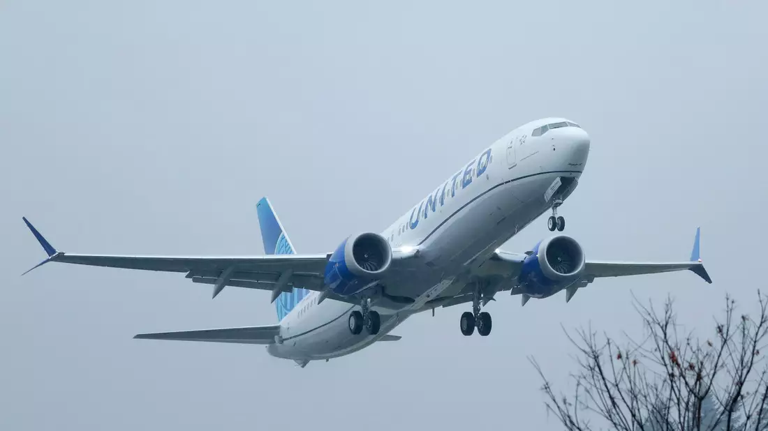 Bei Inspektionen von Flugzeugen des Typs Boeing 737 Max 9 hat die US-Fluggesellschaft United Airlines lose Schrauben an dem Rumpf-Bauteil gefunden (Archivbild). - Bild: Ted S. Warren/AP/dpa