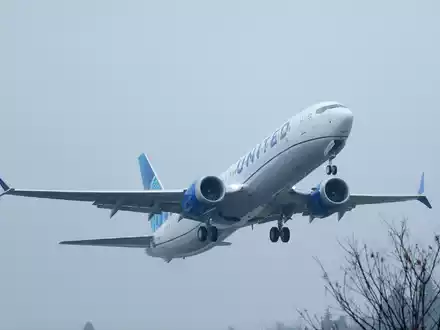 Bei Inspektionen von Flugzeugen des Typs Boeing 737 Max 9 hat die US-Fluggesellschaft United Airlines lose Schrauben an dem Rumpf-Bauteil gefunden (Archivbild). - Foto: Ted S. Warren/AP/dpa
