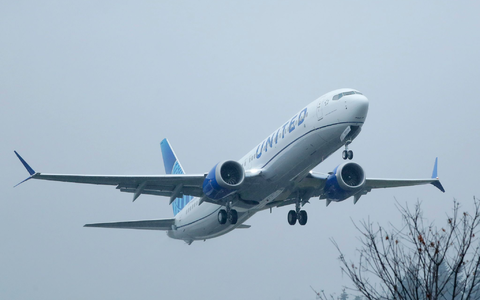 Bei Inspektionen von Flugzeugen des Typs Boeing 737 Max 9 hat die US-Fluggesellschaft United Airlines lose Schrauben an dem Rumpf-Bauteil gefunden (Archivbild). - Foto: Ted S. Warren/AP/dpa