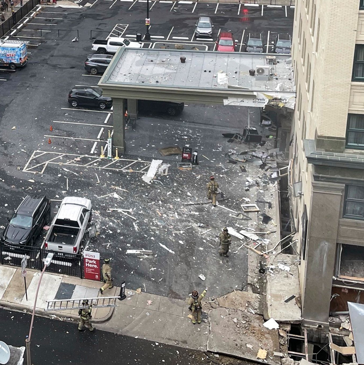 Rund um das Hotel liegen nach der Explosion zahlreiche Trümmer. - Foto: Kathy Johnson/Special to the Star-Telegram via AP/dpa