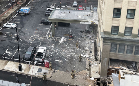 Rund um das Hotel liegen nach der Explosion zahlreiche TrĂŒmmer. - Foto: Kathy Johnson/Special to the Star-Telegram via AP/dpa Rund um das Hotel liegen nach der Explosion zahlreiche TrĂŒmmer. - Foto: Kathy Johnson/Special to the Star-Telegram via AP/dpa