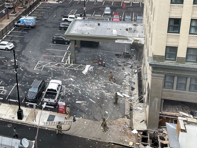 Rund um das Hotel liegen nach der Explosion zahlreiche Trümmer. - Foto: Kathy Johnson/Special to the Star-Telegram via AP/dpa