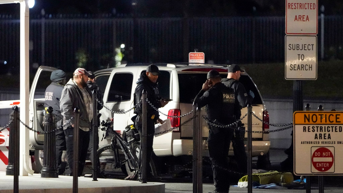 Die Polizei des Secret Service untersucht das Fahrzeug, das gegen eine Sicherheitsschranke am Eingang des Weißen Hauses gefahren ist. - Foto: Mark Schiefelbein/AP/dpa