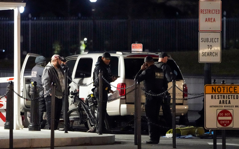 Die Polizei des Secret Service untersucht das Fahrzeug, das gegen eine Sicherheitsschranke am Eingang des Weißen Hauses gefahren ist. - Foto: Mark Schiefelbein/AP/dpa
