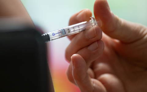 Eine jährliche Grippeimpfung ist für viele Menschen selbstverständlich. - Foto: Robert Michael/dpa