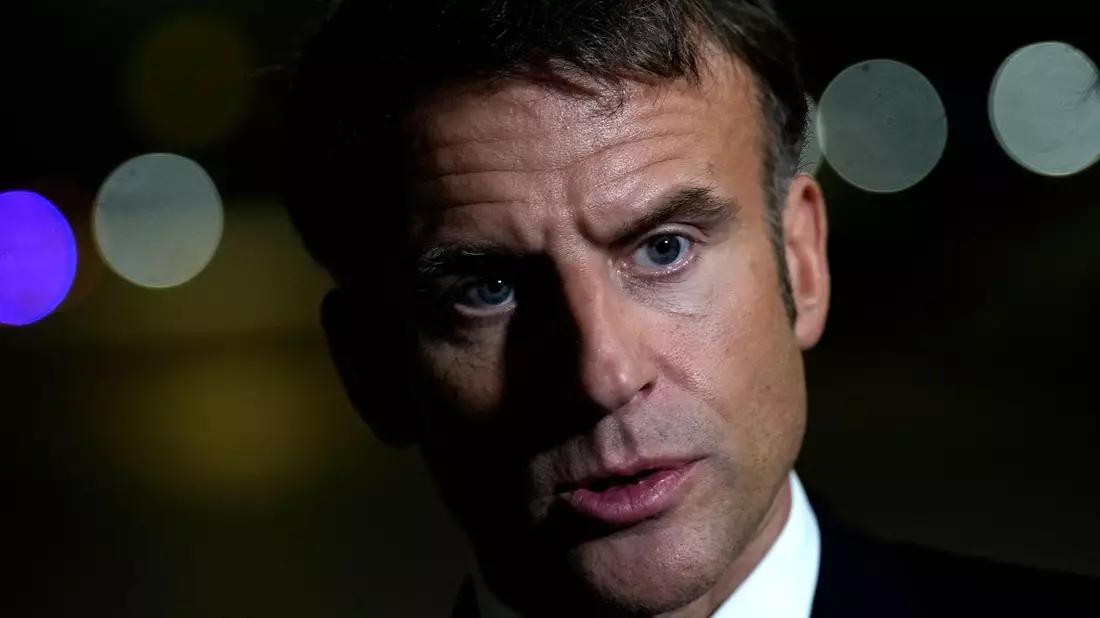 Frankreichs Präsident Emmanuel Macron tauscht seine Premierministerin aus. - Bild: Christophe Ena/AP Pool/dpa