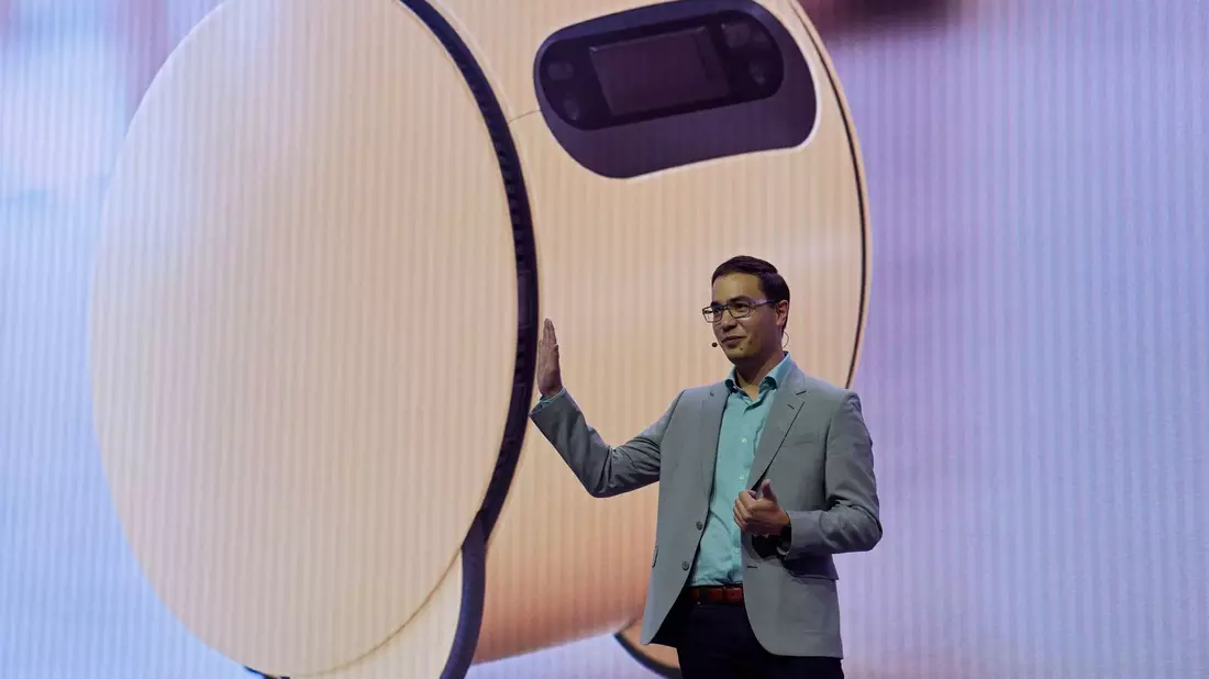 Jonathan Gabrio, Leiter des Connected Experience Center bei Samsung Electronics America, präsentiert den kugelförmigen Roboter «Ballie». - Bild: John Locher/AP/dpa