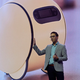 Jonathan Gabrio, Leiter des Connected Experience Center bei Samsung Electronics America, präsentiert den kugelförmigen Roboter «Ballie». - Foto: John Locher/AP/dpa