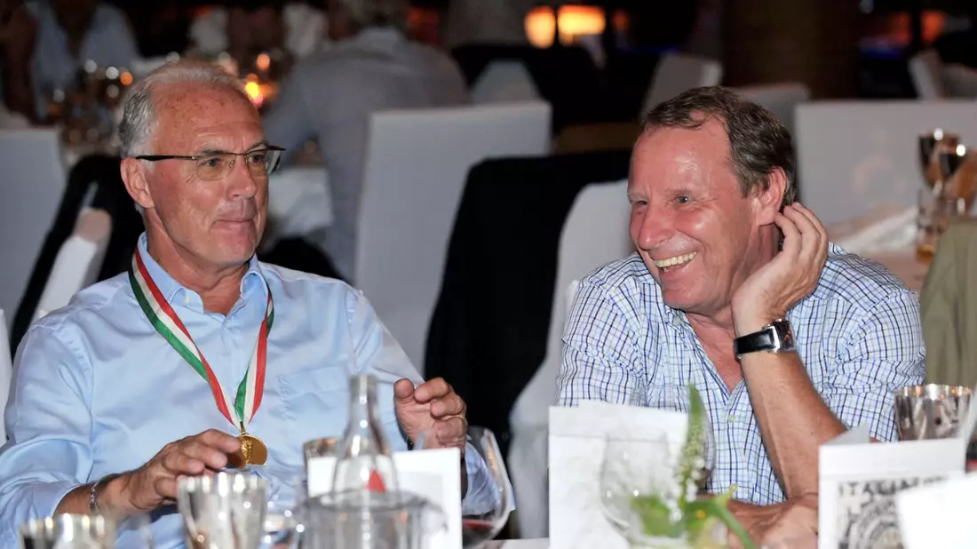 Berti Vogts (r) trauert um den am Sonntag gestorbenen Franz Beckenbauer. - Bild: Oliver Hurst/dpa