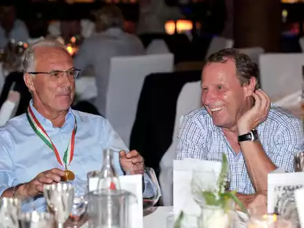 Berti Vogts (r) trauert um den am Sonntag gestorbenen Franz Beckenbauer. - Foto: Oliver Hurst/dpa