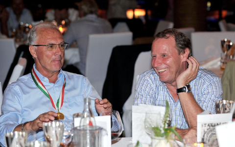 Berti Vogts (r) trauert um den am Sonntag gestorbenen Franz Beckenbauer. - Foto: Oliver Hurst/dpa
