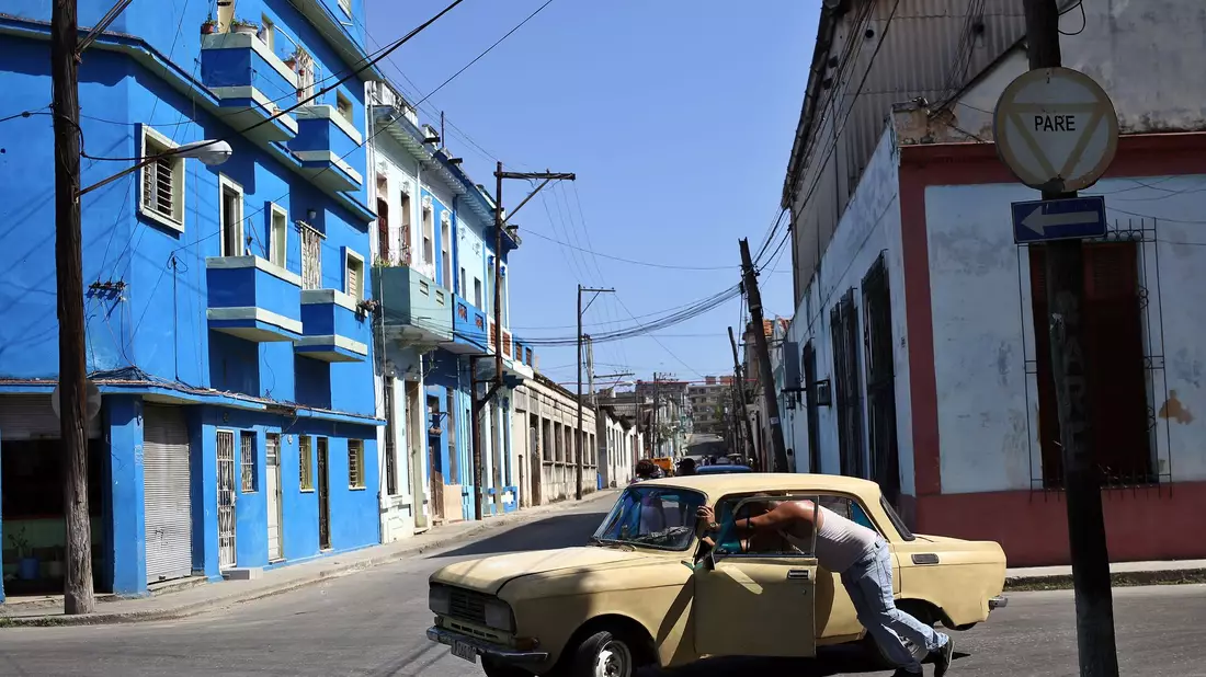 Ein Mann schiebt sein kaputtes Auto durch eine Straße in der kubanischen Hauptstadt. - Bild: Ernesto Salazar/ZUMA Wire/dpa