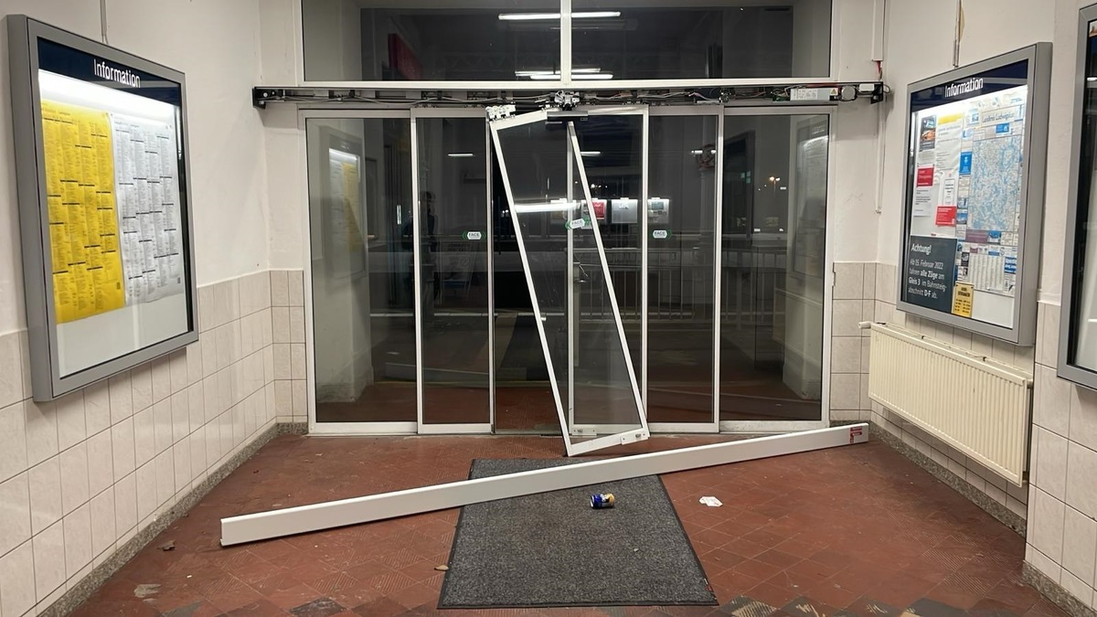 BPOL-HRO: Bahnhofstür zerstört - Foto: presseportal.de