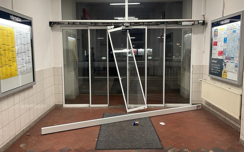 BPOL-HRO: Bahnhofstür zerstört - Foto: presseportal.de