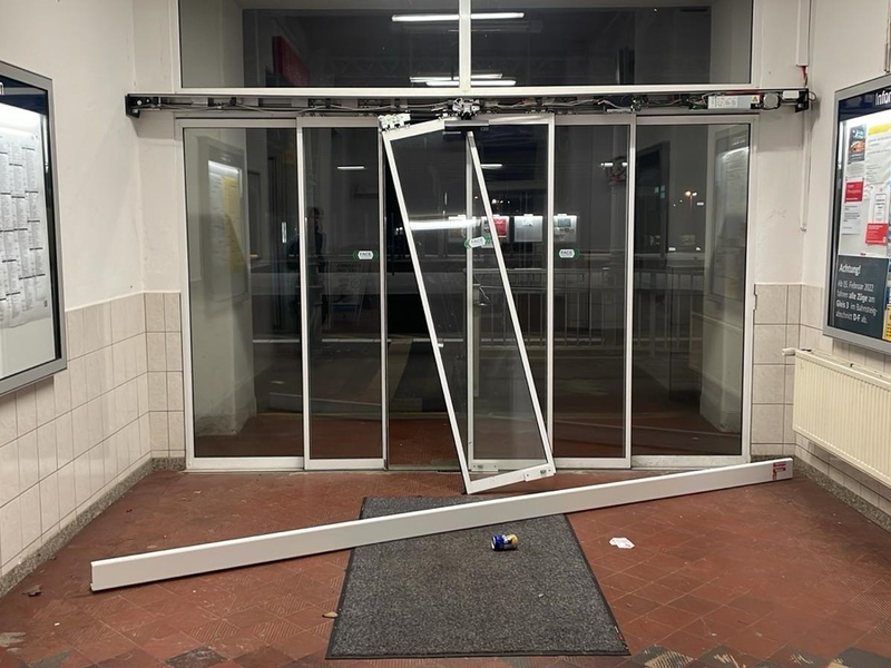 BPOL-HRO: Bahnhofstür zerstört - Foto: presseportal.de